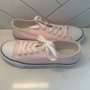 Size 8 light pink knock off converse never been worn